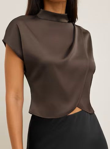 Korte satijnen blouse – achteraanzicht